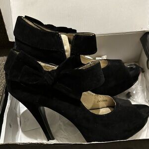 Black velvet heels with bow